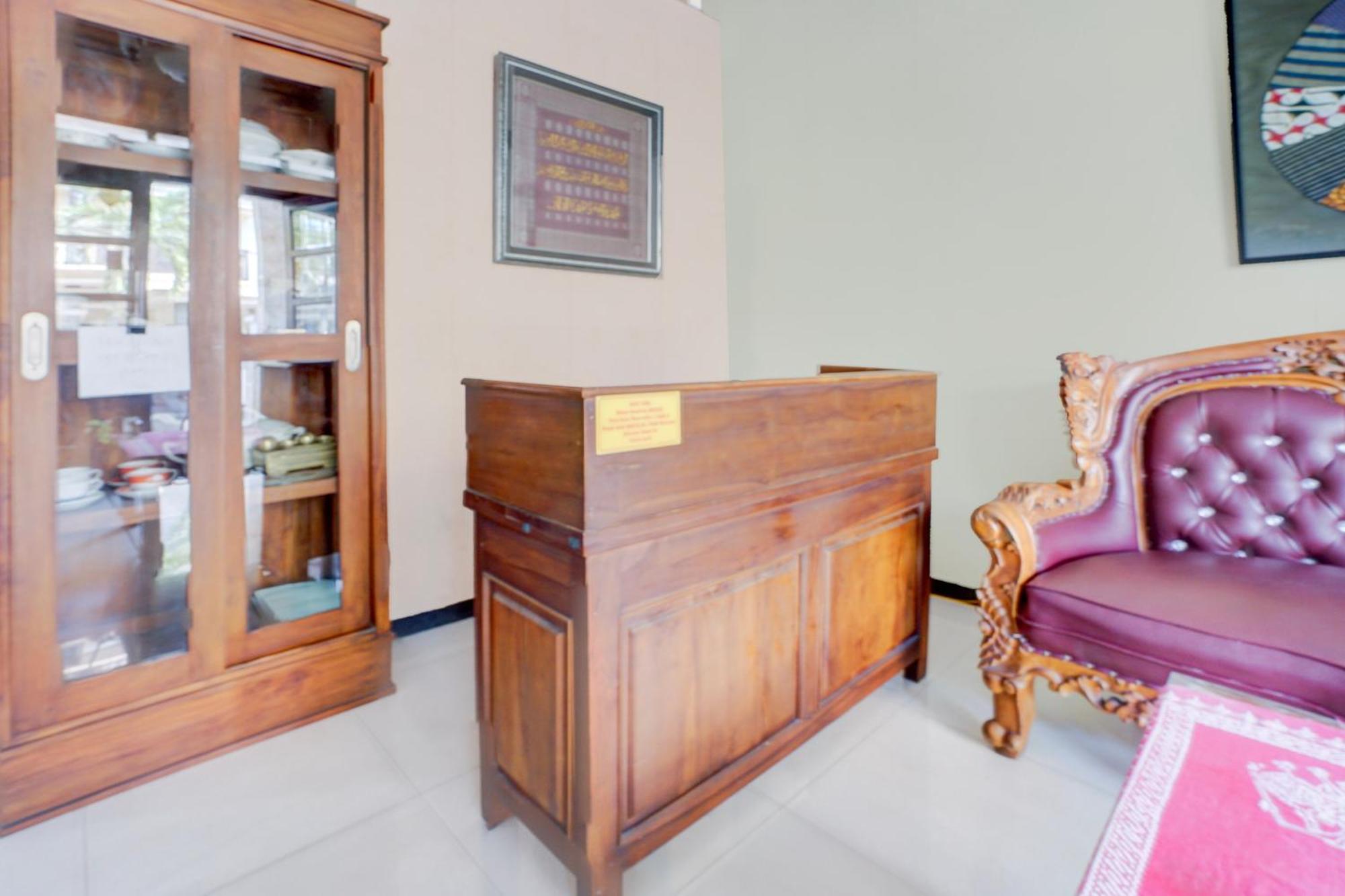 Oyo Life 93083 Nova Jaya 3 Homestay Syariah Lamongan Exterior foto