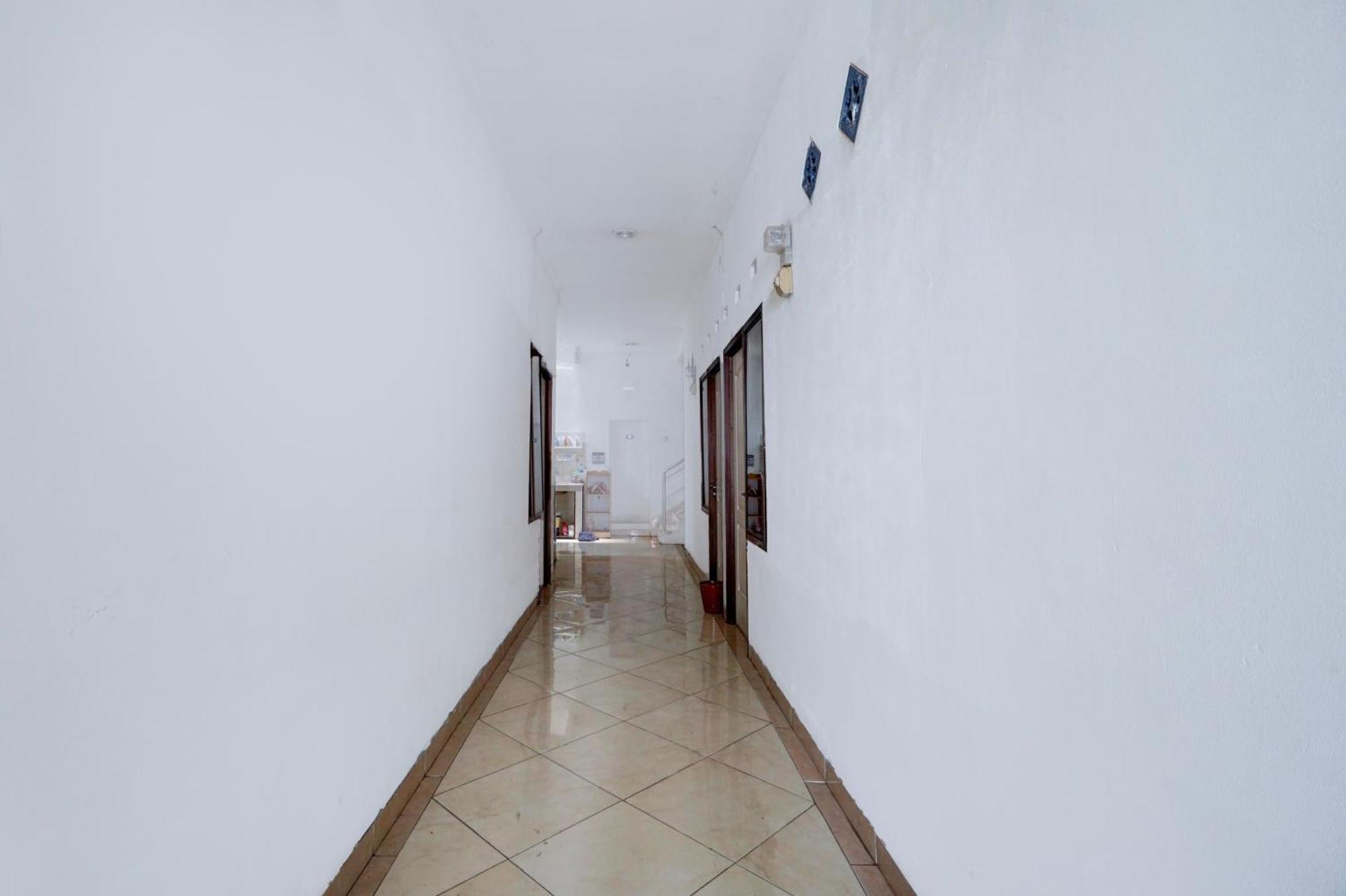 Oyo Life 93083 Nova Jaya 3 Homestay Syariah Lamongan Exterior foto